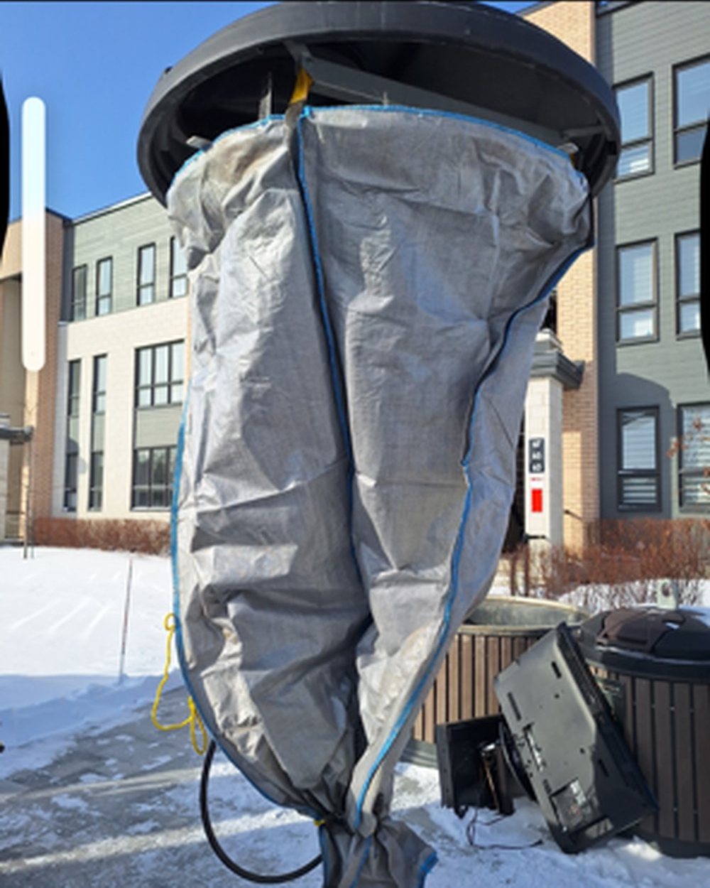 Intervention sur un conteneur semi-enfoui en secteur résidentiel à Montréal