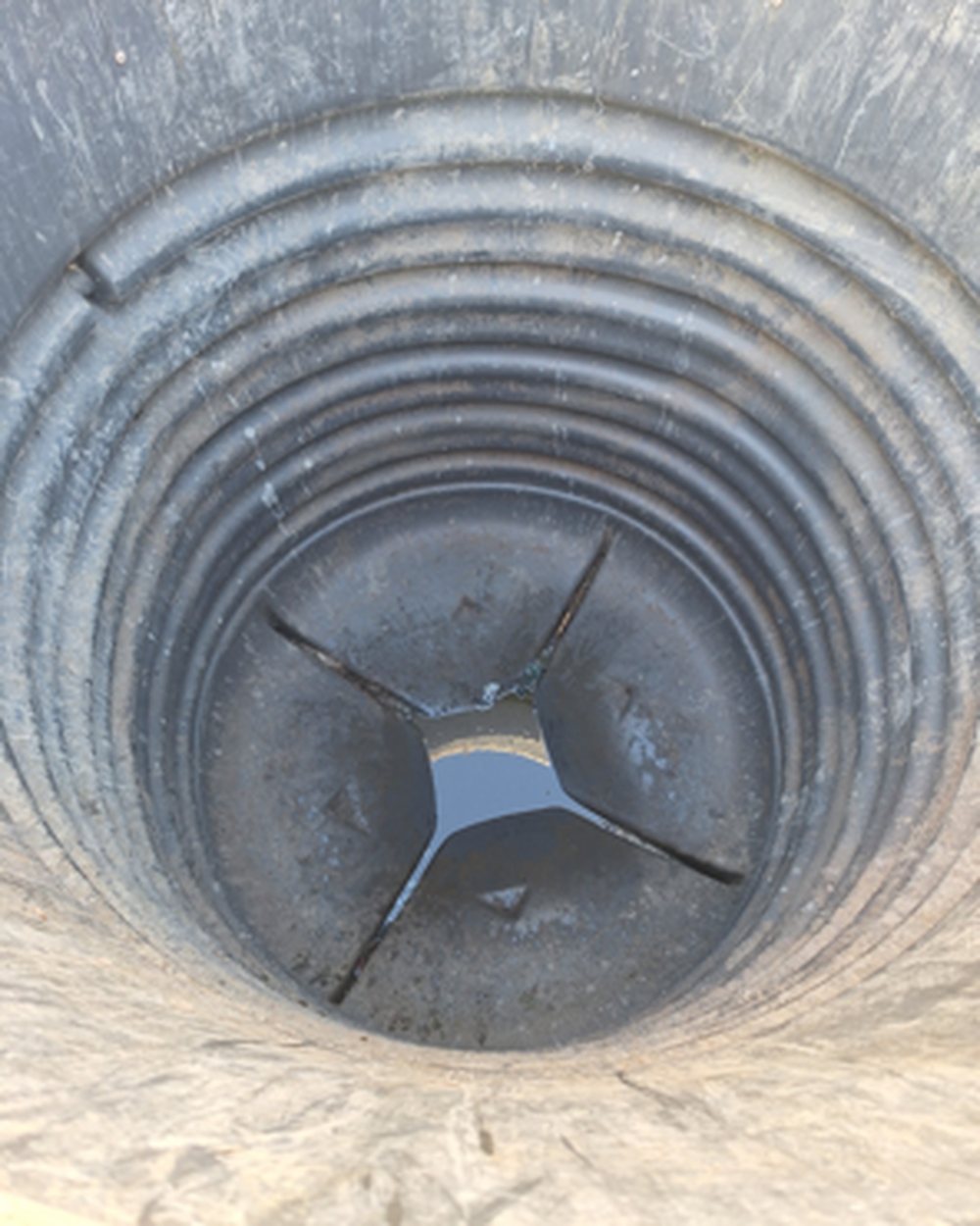 Cuve de conteneur semi-enfoui propre après pompage et lavage