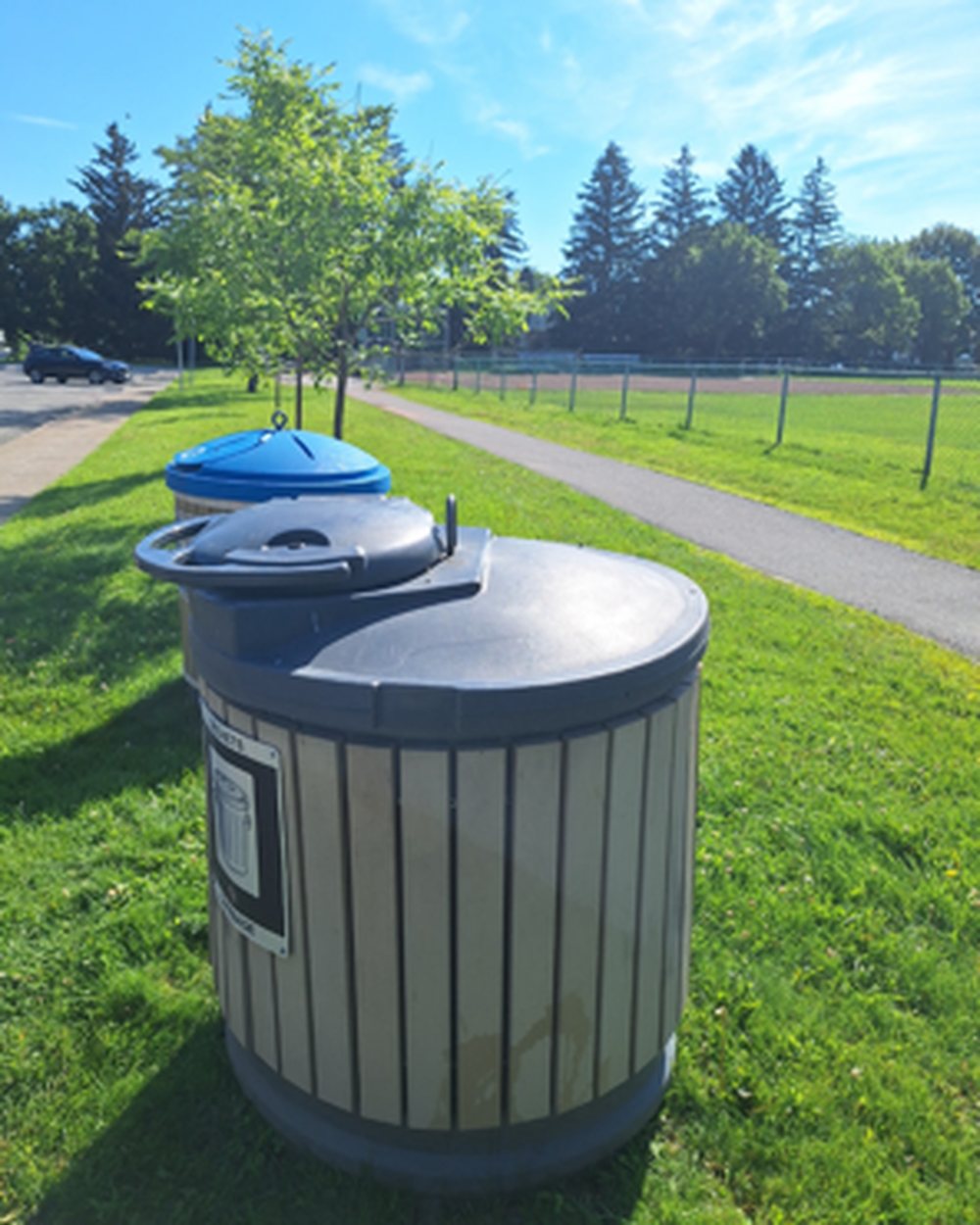 Conteneurs semi-enfouis remis en service dans un parc