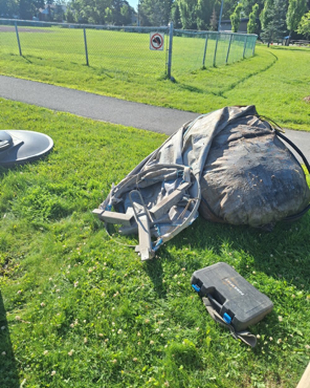 Sac de levage de conteneur semi-enfoui hors service au sol