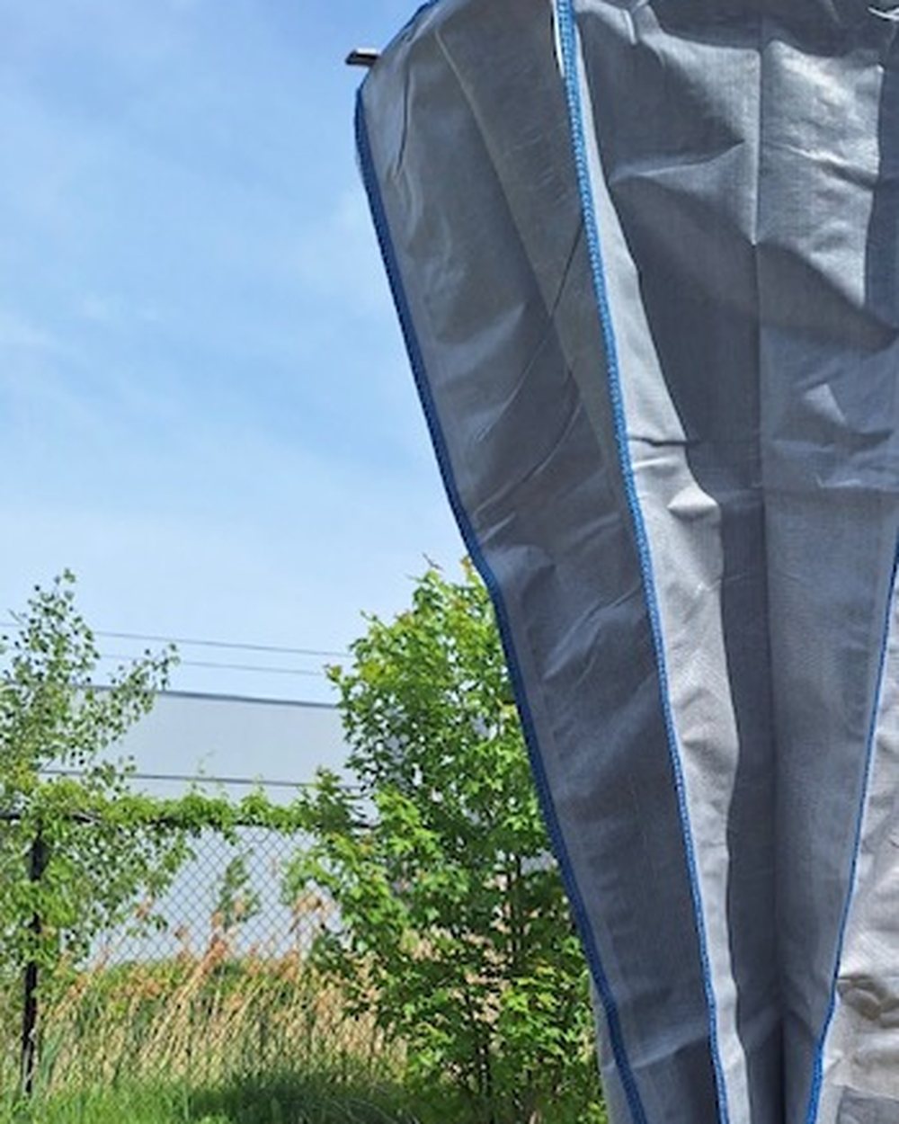 Sac de levage neuf installé sur un conteneur semi-enfoui
